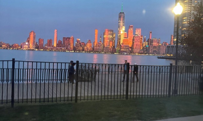 The Waterfront Appartement | Waterfront room in Downtown, Jersey City with Manhattan Skyline views