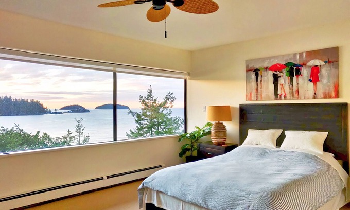 Gibsons Maison | Waterfront Room with Private Bath and Deck Near Marina, Private Beach Access