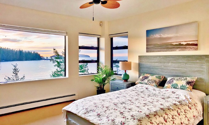 Gibsons Maison | Waterfront Room with Private Bath and Deck Near Marina, Private Beach Access