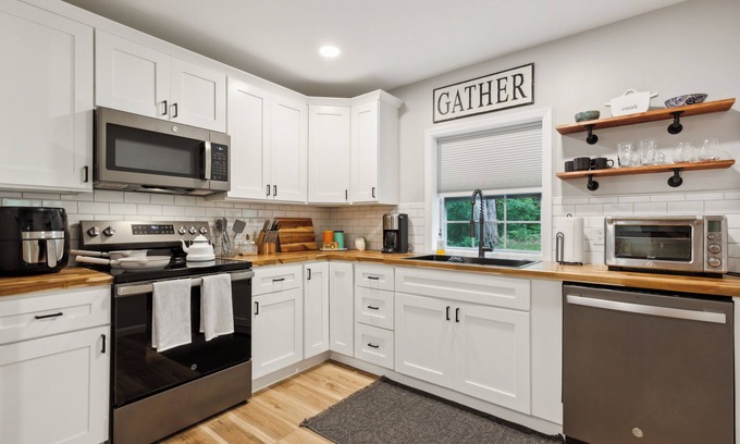 Earlville Maison | Waterfront & Serene w/King Bed