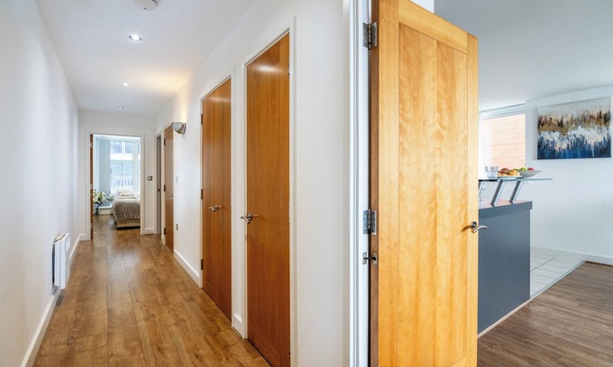 Canning Town South Appartement | WATERFRONT SERENITY- Modern 2-Bedroom Apartment Near Excel London.