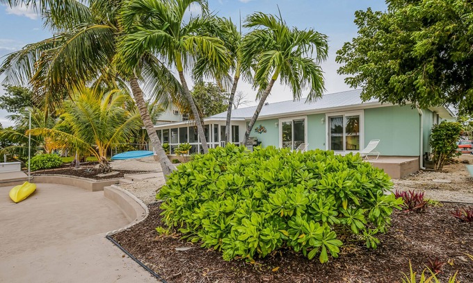Big Coppitt Key Maison | Waterfront, Single-Story Home on a Canal w/ Dock, Kayaks, AC - 1 Small Dog OK