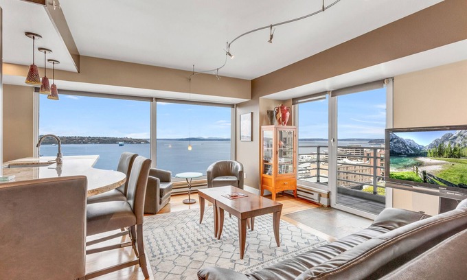 Downtown Seattle Copropriété | Waterfront Skyline Condo - Gym, Pool, Free Parking