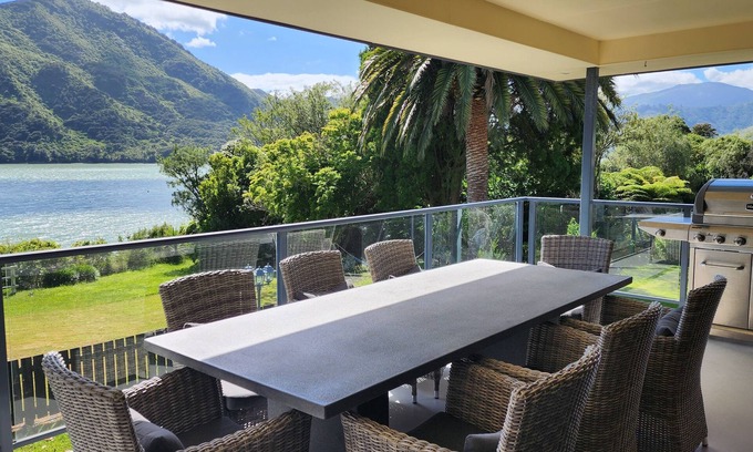 Havelock Maison | Waterfront & spacious. Room for cars & boat trailer. 6KM from Havelock Marina