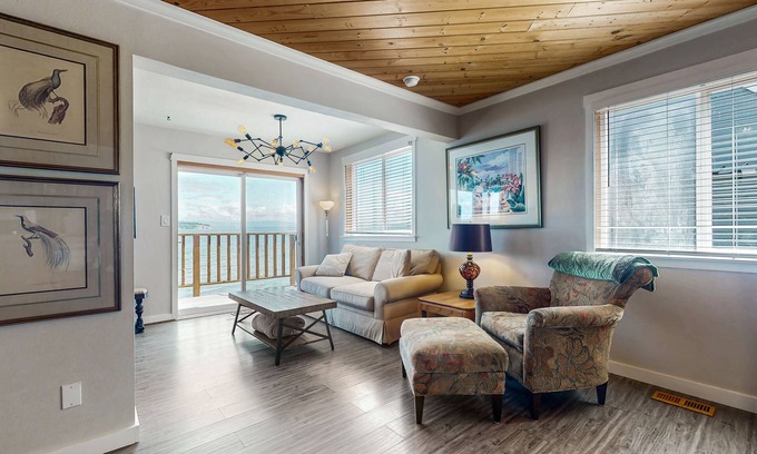Langley Appartement | Waterfront studio cottage with stunning views