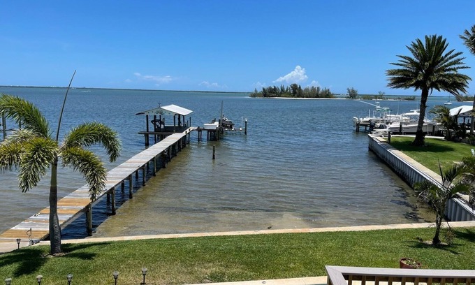 Roseland Appartement | Waterfront Studio with pool and boat dock