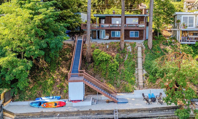 Burley Maison | Waterfront Vashon Island Home, Beach Access & View