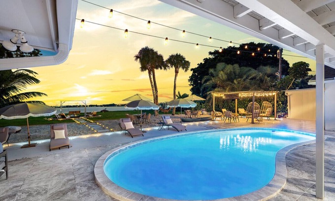 Palm Beach - West Palm Beach Maison | Waterfront Villa w/ Pool Game Room