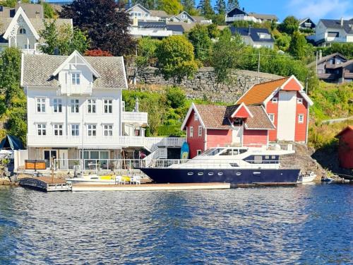 Lindas Maison | Waterfront Villa Boat Included, Near Bergen