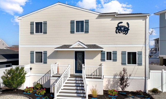 Beach Haven West Maison | Waterfront w/dock & hot tub, bring your boat/jet ski-5 minutes from beach-LBI!!!