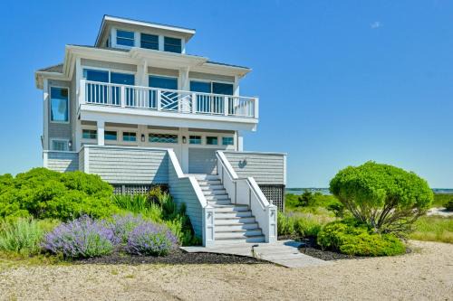 West Hampton Dunes Maison | Waterfront Westhampton Haven Pool and Private Beach