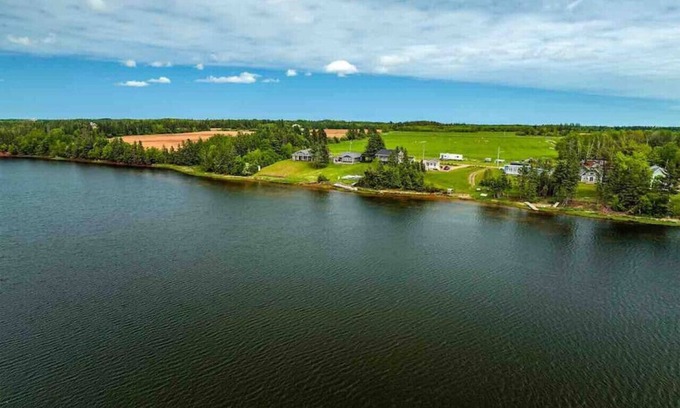 Alberton Cottage | Waterfront with Access Indoor Hot Tub Sauna 3 BRs