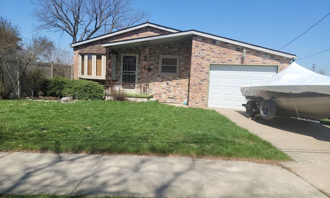 Wyandotte Maison | Waterfront House with Boat Dock on Detroit River Channel. Fish from the backyard