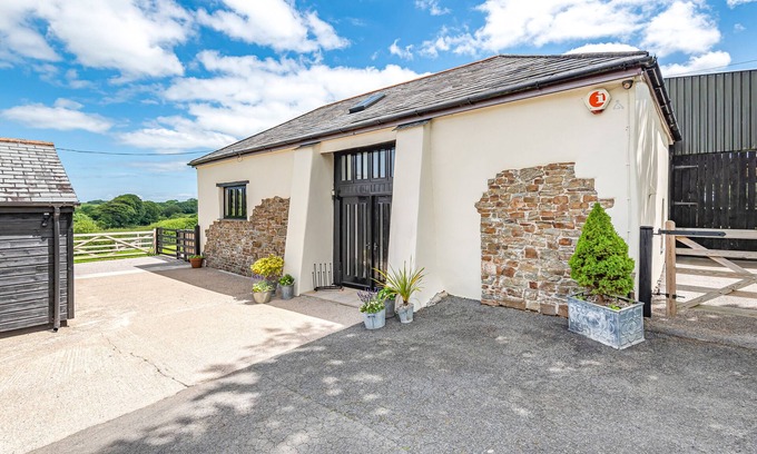 Bradworthy Maison | WATERLAND OLD BARN, pet friendly, with open fire in Bradworthy