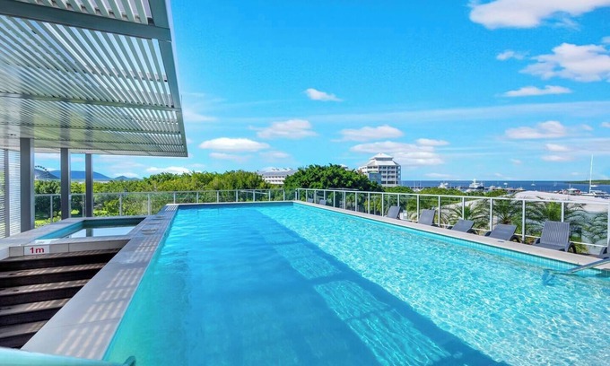 Cairns Central Business District Appartement | Waters Edge at Harbour Lights Poolside Convenience