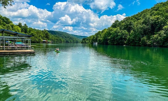 Flat Hollow Marina Cabine | Waters Edge Lakefront w/ Kayaks, Fire Pit and Dock