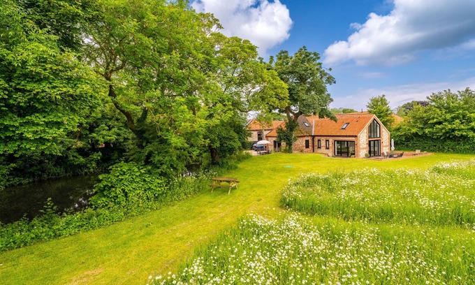Fakenham Maison | Waterside Barn, Binham, Norfolk
