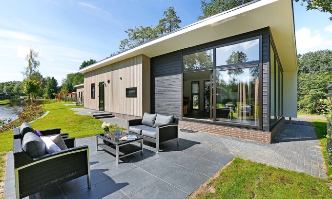 Lochem Chalet De Ski | Waterside Bliss in Lochem