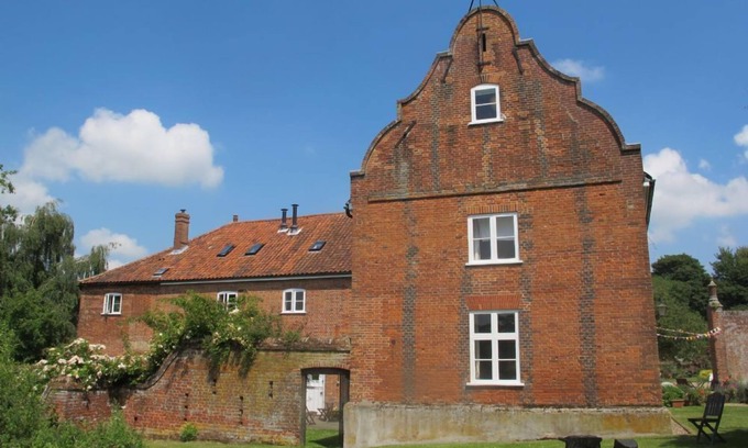 Spixworth Cottage | Waterside Cottage - sleeps 8 guests in 3 bedrooms