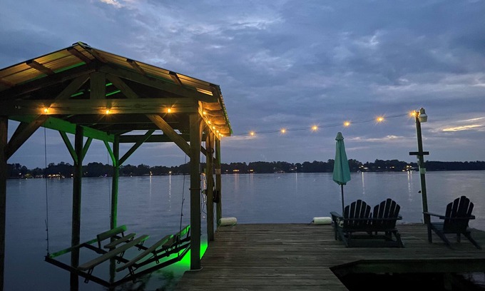 Leesburg Maison | Waterside Cottage with private dock and boat ramp