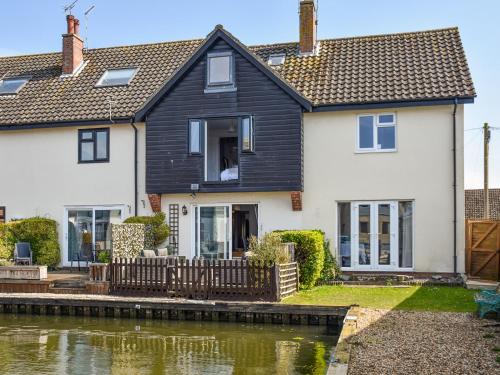 Irstead Maison | Waterside