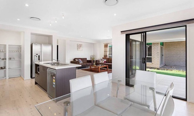 Newport Maison | WATERSIDE HOLIDAY HOME