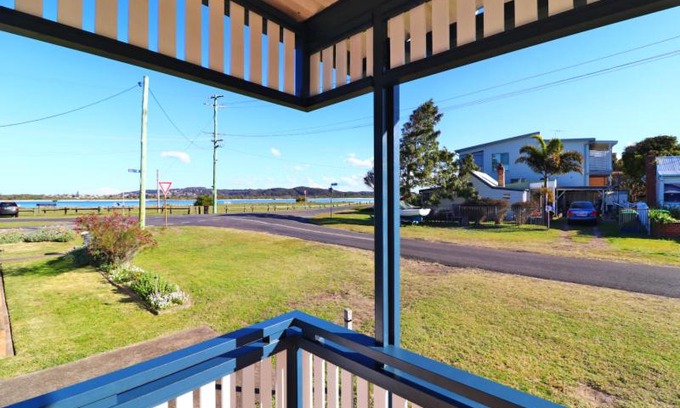 Blacksmiths Maison | Waterside Retreat at Blacksmiths Beach - Swansea Channel