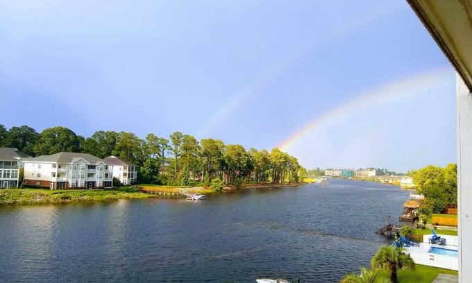 Socastee Copropriété | WATERWAY FRONT 2BR 2BA FURN CONDO 90-365 NIGHTS POOL DOCK BOAT RAMP Aug 31 avail