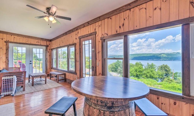 Watkins Glen Maison | Watkins Glen Lakeview Cottage with Waterfall!