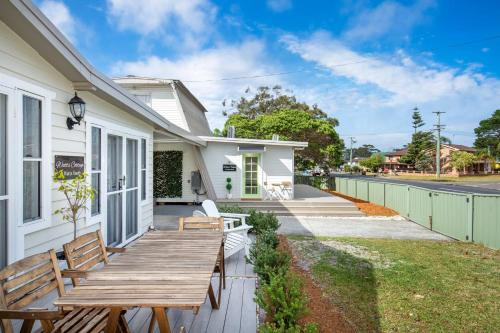 Callala Beach Maison | Watts Haus Pet Friendly 5 Mins Walk to Beach