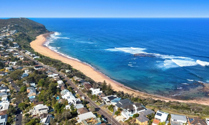 Forresters Beach Maison | WAVE WATCHER - New Listing, Beach Front, Pool