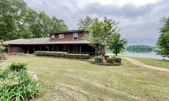 West Point Cabine | Waverly Lakehouse - private cabin, lake view, close to Old Waverly/Mossy Oak