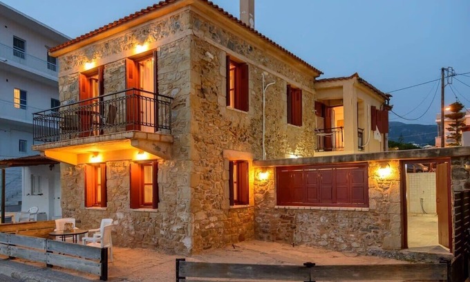 Avia Maison | Luxurius villa en pierre sur la plage