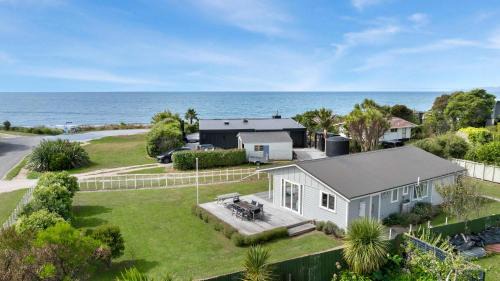 Parapara Maison | WaveSong Cottage - Your Escape by the Sea