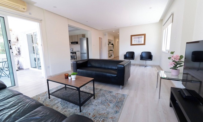Lykabittos Appartement | WealthyStays: Olympias 2BR Flat Nicosia Centre