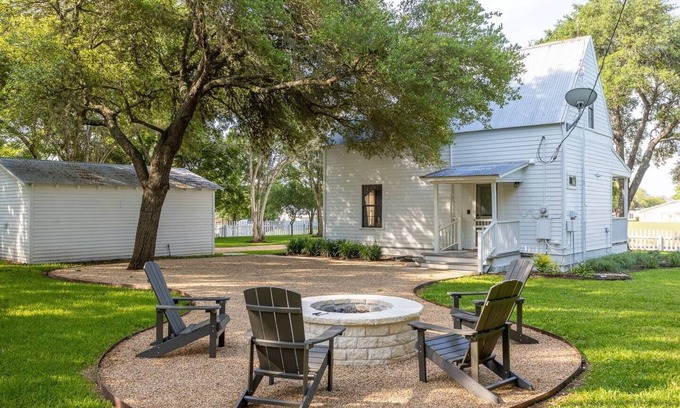 Round Top Maison | IN TOWN | Perfect for Wedding Groups | Sleeps 20