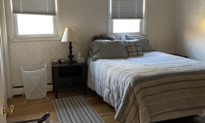 Maple Hill Maison | WEHA WiFi, pvt bth rm., queen bed nr all hospitals large 3,000 sq ft home