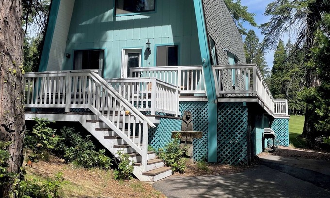 Lake Almanor Country Club Cabine | Welcoming 2-bedroom cabin in Lake Almanor Country Club on the golf course