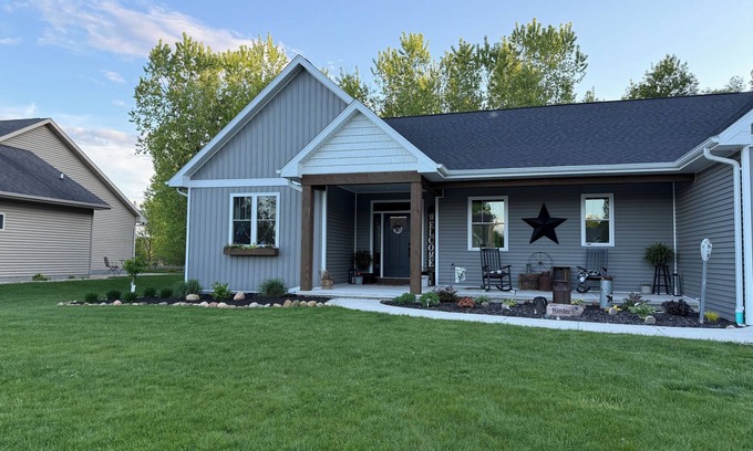 Butte Des Morts Maison | Welcome 2026 EAA travelers! Charming 3-bedroom house in Oshkosh with WiFi, AC