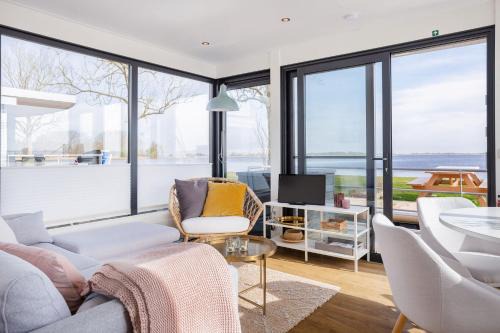 Offingawier Maison | Welcome in - Houseboat Agua Dolce met tuin, Paviljoenwei 4, Sneek - Offingawier