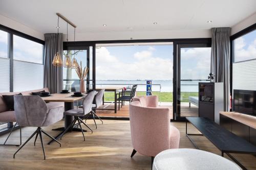 Offingawier Appartement | Welcome in - Houseboat 'de Valreep' met tuin - Sneek - Offingawier