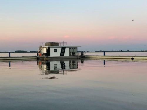 Offingawier Appartement | Welcome in - Houseboat Earrebarre aan het Sneekermeer met dakterras, prachtig uitzicht
