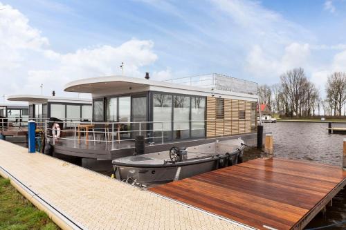 Offingawier Maison | Welcome in - Houseboat 'Elysium' met eigen aanlegsteiger Sneek - Offingawier