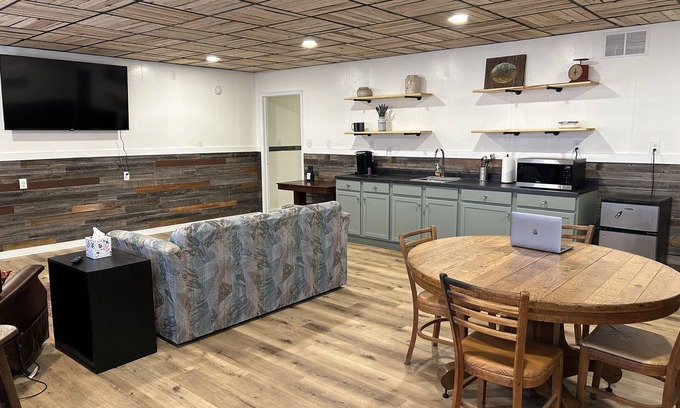 Caldwell Appartement | Welcome to a clean and comfortable apartment in historic Downtown Caldwell, Ks
