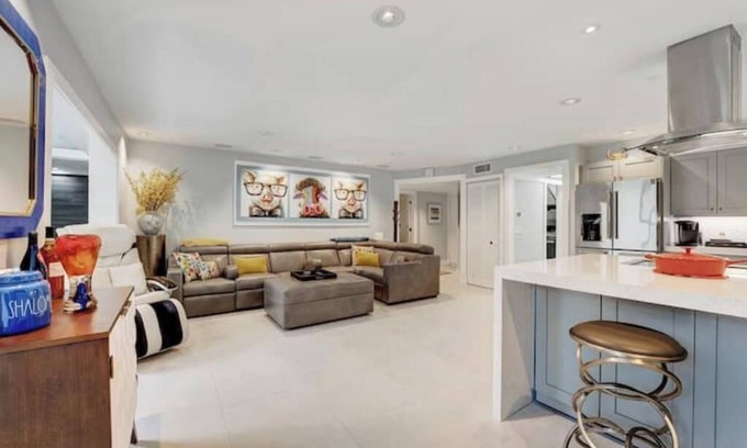 Boca Raton Maison | Welcome to a sleek and pristine modern home