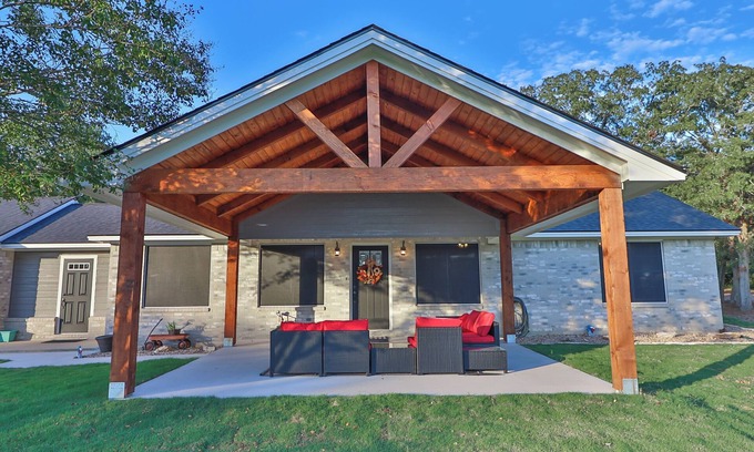College Station Maison | Welcome to Aggieland’s newest Peaceful Game Day Haven Retreat with a Game Room