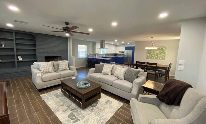 Oklahoma City Maison | Welcome to Camelot! This home is in a quiet neighborhood close to OKC activity.