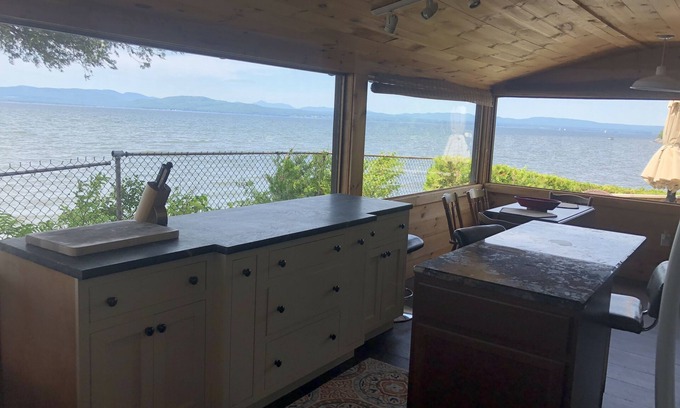 Malletts Bay Cottage | Bienvenue à Cedar Ledge! Vue à 270 degrés du lac Champlain