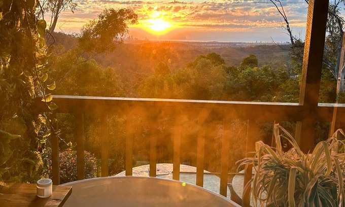 Mudgeeraba Cabine | Welcome to Cockatoo Cabin at Nebesa Nature Retreat