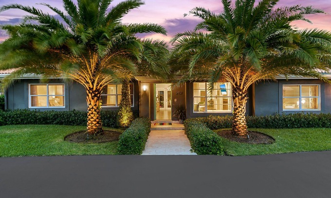 South Corals Maison | Welcome to Happy Daze, A Centrally Located Tropical Pool Home!!!